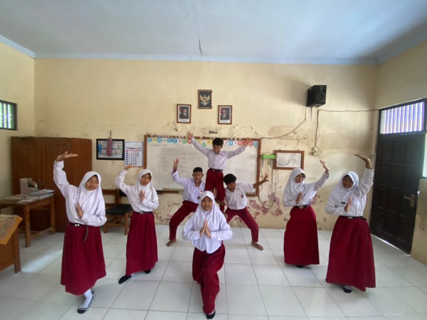 Mahasiswa KKN PGSD UMUS Brebes Bangkitkan Kreativitas Siswa SD Negeri Krasak Melalui Pelatihan Seni Tari
