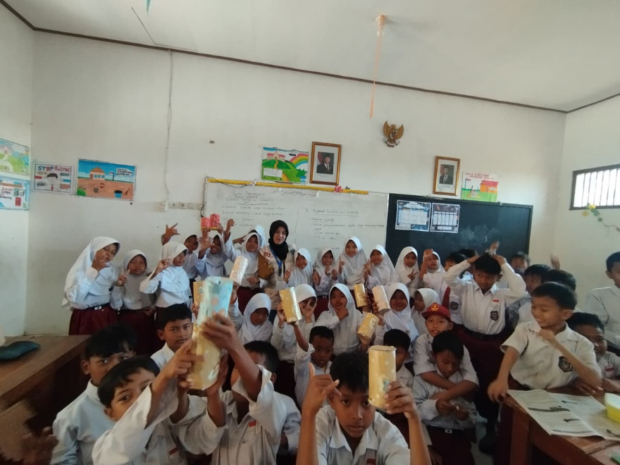 Cegah Perilaku Konsumtif Sejak Dini, Mahasiswa KKN UMUS Gagas Program Literasi Keuangan di SD Negeri Krasak 01